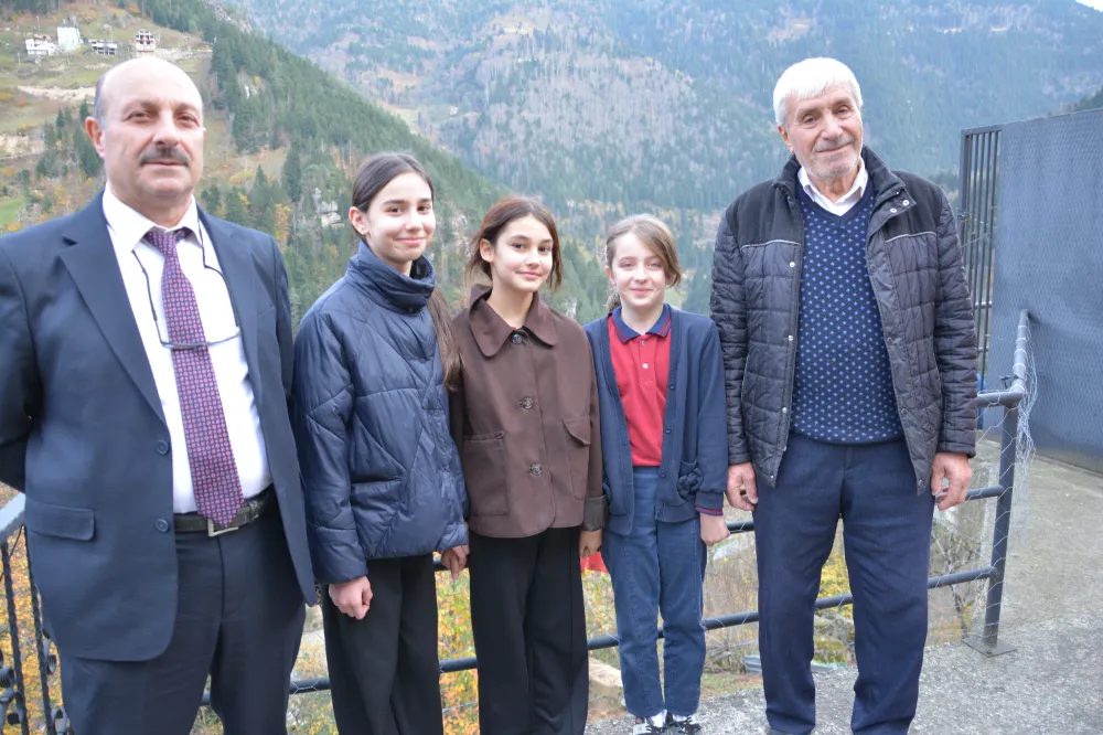 -trabzon’da-caykara-sehit-mehmet-aygun-imam-hatip-ortaokulu-ogrencileri-tarafindan-emekli-ogretmen-vahap-ozen’e-vefa-ziyareti-gerceklestirildi.okul-muduru-idris-hacimahmutoglu-yonetiminde-24-kasim