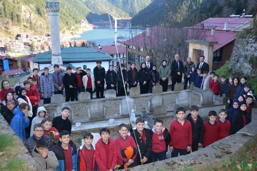 -trabzon’un-caykara-ilcesinde-uzungol-sehit-mehmet-aygun-imam-hatip-ortaokulu-ogretmen-ve-ogrencileri-tarafindan-24-kasim-ogretmenler-gunu-dolayisi-ile-vefat-eden-ogretmenler-kabirleri-basinda-ziyaret-edi