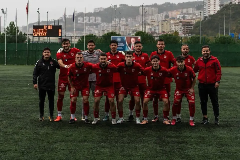 -trabzon-1-amator-kume-a-grubunda-mucadele-eden-caykaraspor-ligin-11-hafta-mucadelesinde-caykara-ilce-stadyumunda-karsilastigi-araklispor-takimina-1-0-kaybetti.ligde-ilk-yenilgisini-alan-kirmizi