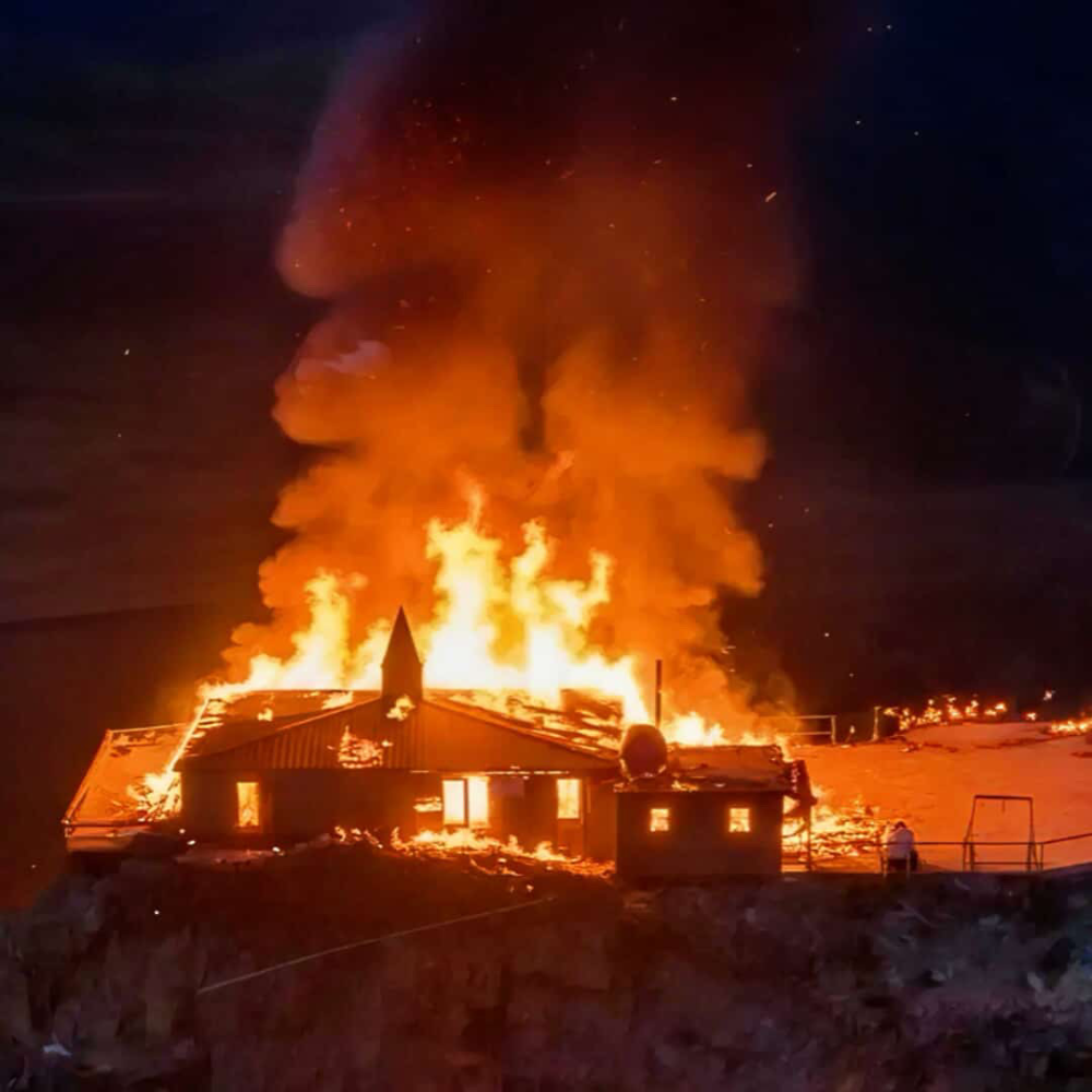 -yaninda-tamamen-yanarak-kule-dondugece-saatlerinde-baslayan-yangin-kisa-surede-tum-yapiyi-sararken,-mescidin-ahsap-agirlikli-yapisi-alevlerin-hizla-yayilmasina-neden-oldu.-bolgenin-yuksek-rakimi-ve-ulas