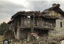 Çaykaralı hemşehrimiz Zeynep Yıldırım, yayla yolculuğu sırasında karşılaştığı harabeye dönmüş eski bir evden etkilenerek kaleme aldığı şiiriyle okuyucularını geçmişin izlerinde duygusal bir yolculuğa çıkarıyor. Kar nedeniyle kapanan yayla yolunda caykarali-hemsehrimiz-zeynep-yildirim,-yayla-yolculugu-sirasinda-karsilastigi-harabeye-donmus-eski-bir-evden-etkilenerek-kaleme-aldigi-siiriyle-okuyucularini-gecmisin-izlerinde-duygusal-bir-yolculuga-cikariyor.-kar-nedeniyle-kapanan-yayla-yolunda